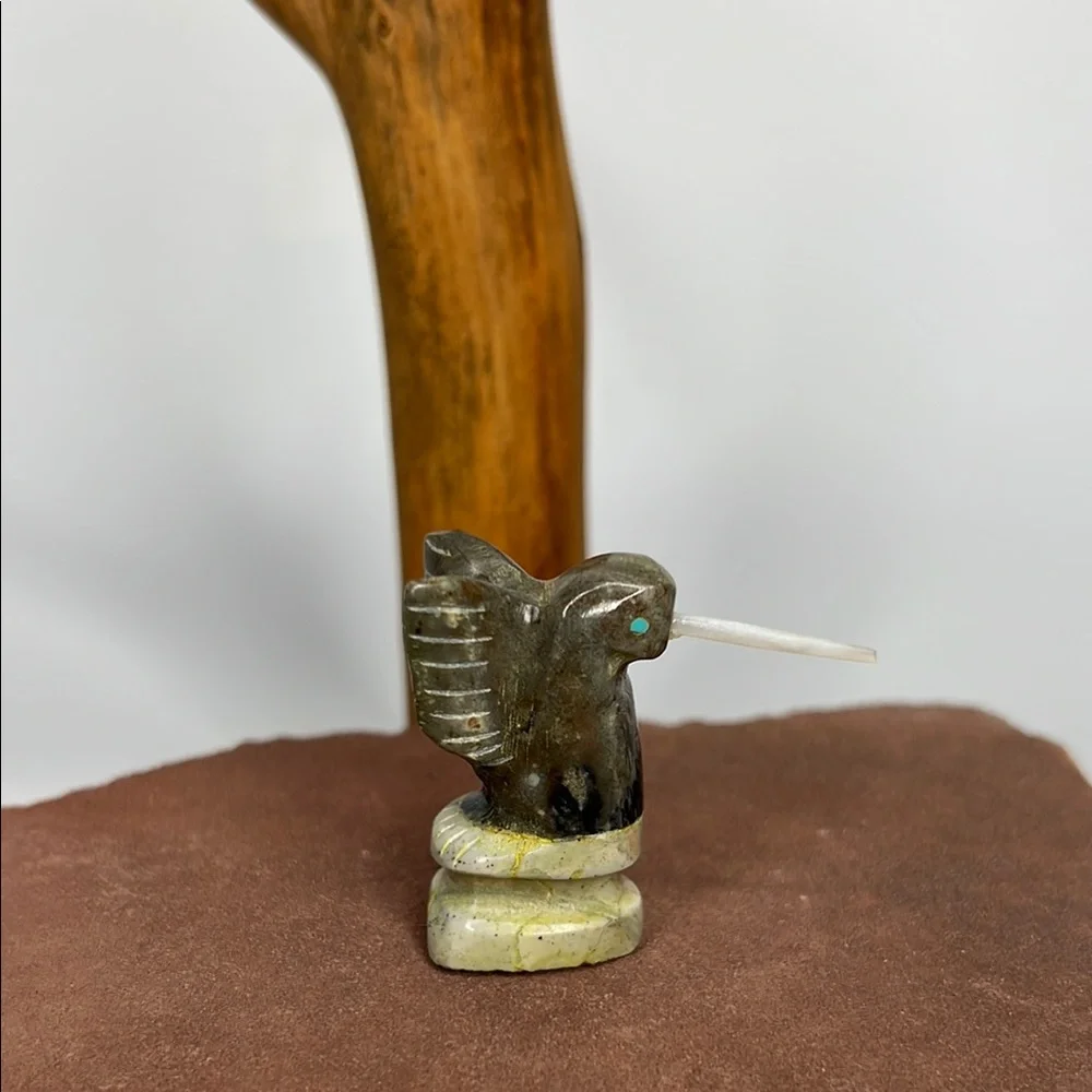 Handcrafted Zuni Hummingbird Bird Figurine - Black and Gray-Agate
